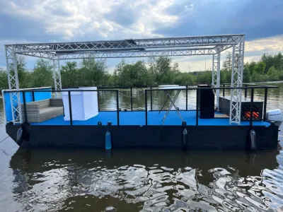 stalen pontonboot op het water