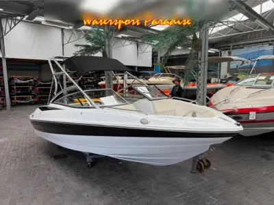 sportboot in binnenshowroom