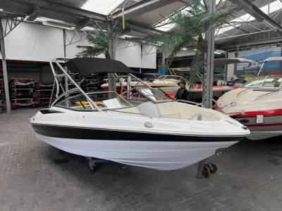 sportboot in binnenloods