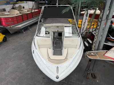 sportboot vooraanzicht in loods