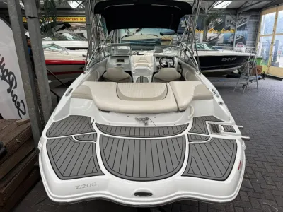 sportboot in showroom, zicht op achterdek