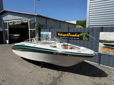 bowrider buiten bij verkooploods