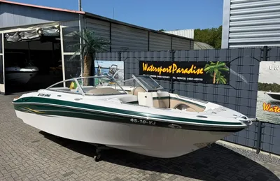 bowrider buiten bij verkooploods