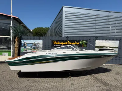 sportboot op bokken voor bedrijfsgebouw