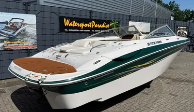 sportboot bij showroom