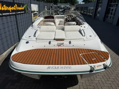 open motorboot bij watersportbedrijf