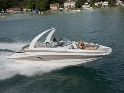 motorboot varend op open water