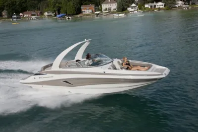 motorboot varend op open water
