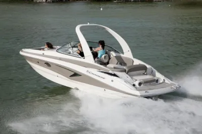 boot op het water met passagiers
