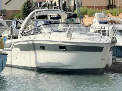 motorboot afgemeerd in jachthaven