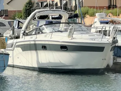 motorjacht afgemeerd in jachthaven