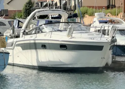motorboot afgemeerd in jachthaven