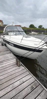 motorboot aangemeerd bij steiger