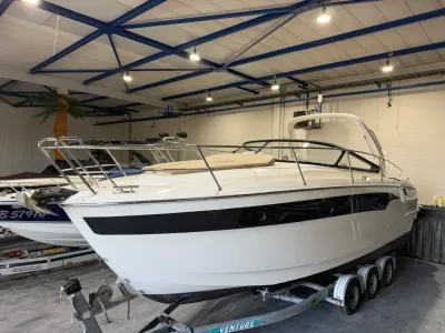 motorboot op trailer in binnenloods