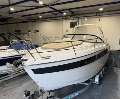 motorboot in showroom op trailer