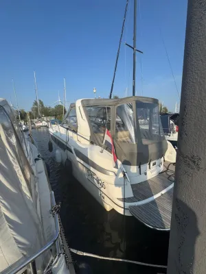 motorjacht afgemeerd in een jachthaven