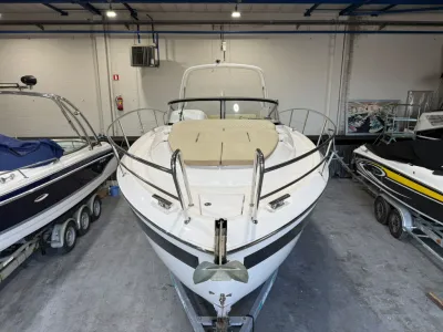 motorboot in loods, gezicht vanaf boeg