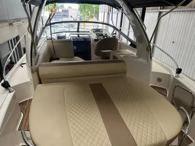 bootinterieur met ligbed en stuurstand
