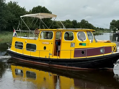 gele woonboot op water