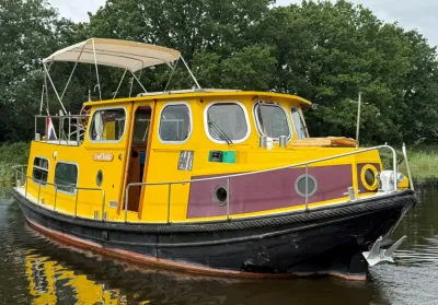 gele boot op water