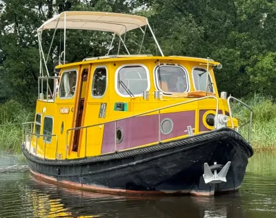 gele woonboot op het water