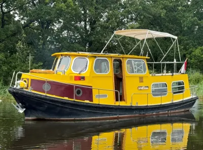 gele klassieke motorboot op rustig water