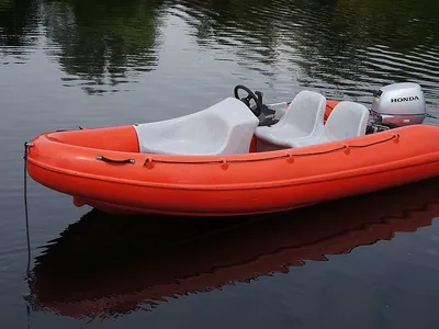 oranje consoleboot op rustig water
