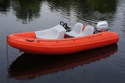 oranje consoleboot op rustig water