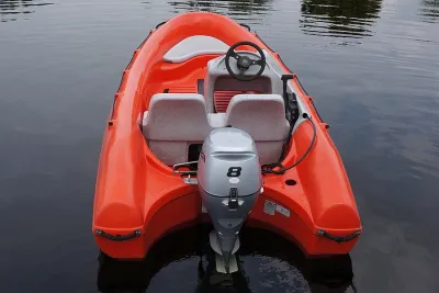 oranje kunststof consoleboot op water
