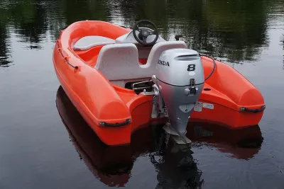 oranje kunststof consoleboot op water