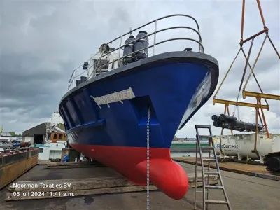werkboot op de kant in droogdok
