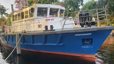 blauw werkschip aangemeerd in kanaal