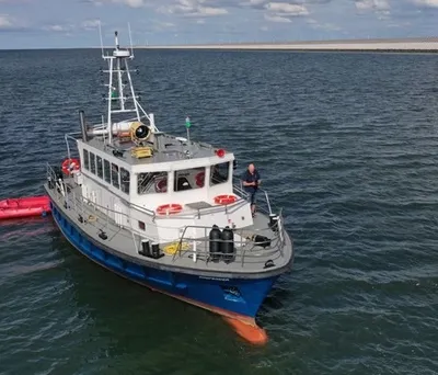 zeegaand werkschip op open water