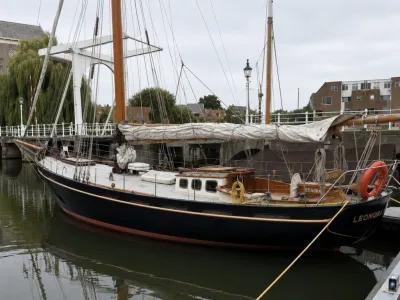 houten zeiljacht aangemeerd in haven