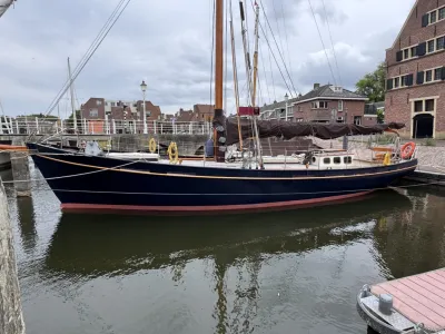 zeilschip afgemeerd in haven
