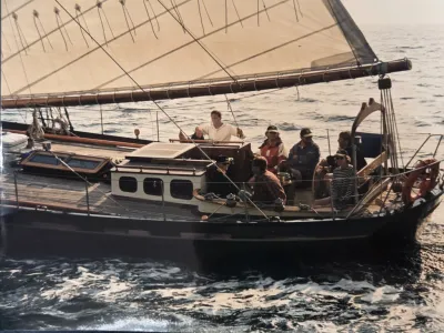 zeiljacht met bemanning op open water