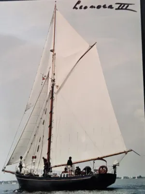 zeilschip op open water met bemanning