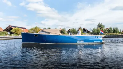blauwe tender op water bij kade