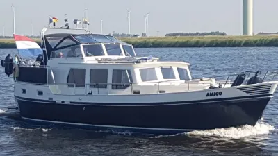 motorjacht varend op open water