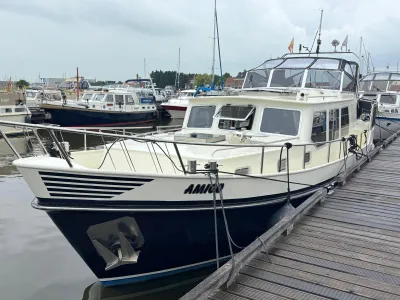 motorjacht afgemeerd aan houten steiger