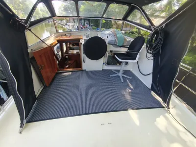 cockpit met stuurstand en open kajuitingang