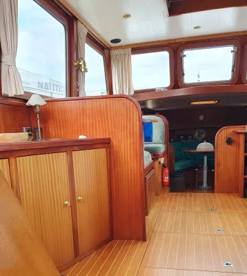 kajuitinterieur met houten afwerking