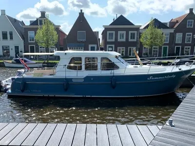 Motorboot aangemeerd bij steiger in kanaal