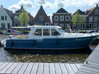 motorjacht afgemeerd aan een kade