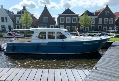 Motorboot aangemeerd bij steiger in kanaal