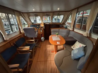 interieur kajuit met zithoek