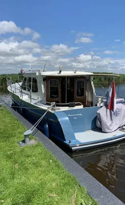 motorjacht aangemeerd aan kade