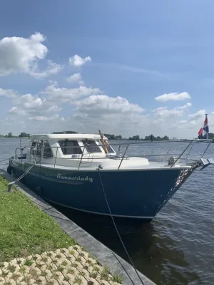 motorboot aangemeerd aan kade