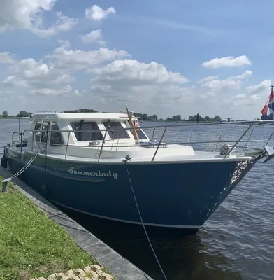 aangemeerd motorjacht bij kade