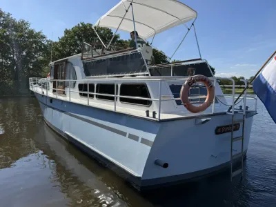 klassiek motorjacht op het water